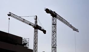 CaixaBank advierte riesgo de burbuja y tensión política en España