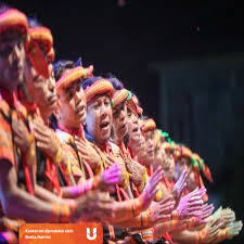 Tari kecak dari bali merupakan salah satu jenis tari ritual dengan menggunakan pola lantai garis melengkung membentuk lingkaran. Pola Lantai Tari Saman Tarian Seribu Tangan Asal Aceh Kumparan Com