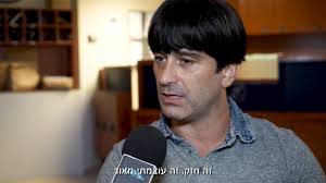 שלומי אלון, מי שהיה בעלה של אתי בזמן הפרשה עצמה, ממנף את הפופולריות ומציע סדרת הרצאות בתשלום כמי שחווה הכל מקרוב. Oeqesvhg9hidpm