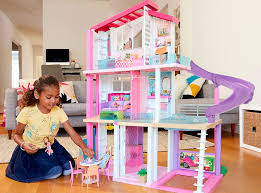 A casa da barbie oferece uma representação realista de uma casa e possibilita que você crie histórias com as suas bonecas, além de simular a rotina da sua família. Ripley Barbie Estate Muneca Mega Casa De Los Suenos