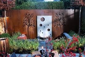 Deco Jardin Acier Corten 25 Idees Pour Sortir Les Sentiers Battus Garten Deko Landschaftsbau Cortenstahl