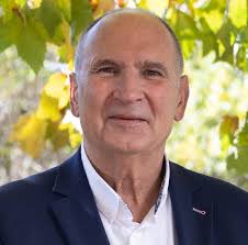 25 ans de passion et de sourires à Grans ! Aujourd'hui, c'est avec une  immense fierté et une profonde gratitude que je tiens à saluer Muriel  Fouque, l'une de nos coiffeuses emblématiques,