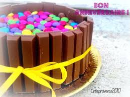 It S Her D Day Bon Anniversaire Ma Puce Gateau Kit Kat Et Smarties Pour L Ecole Prunille Fait Son Show Gateau Kitkat Gateau Bon Anniversaire