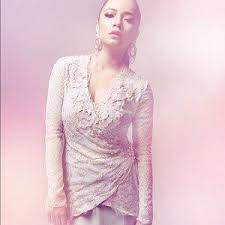 Nora danish sekali lagi dikritik netizen apabila baju rayanya pada tahun ini dikecam tidak sopan apabila 'membelanjakan' sebahagian kakinya kepada umum. 12 Gambar Nora Danish Bergaya Dalam Set Foto Edisi Raya 2012 Asian Model Girl Fashion Muslimah Fashion