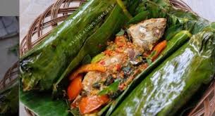 Pepes ikan kembung bumbu kuning ikan kembung • jeruk nipis • daun kemangi, petik daunnya • daun bawang diiris • cabe merah diiris menyerong • bawang merah diiris • daun pisang untuk membungkus • haluskan : Pepes Ikan Kembung Dengan Racikan Spesial Kaya Rasa Intip Resepnya