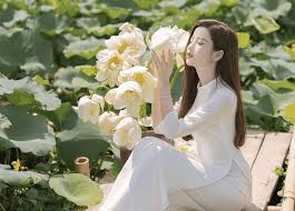 50+ Cách Tạo Dáng Với Áo Dài Dịu Dàng ...