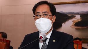 속보'국민의당'박준영 검찰 출석, 공천헌금 거액 수수 혐의 박준영조직적으로 검찰 수사 불응한 사실 없어 '공천헌금'박준영 검찰 소환. Sye5mvmvy4atdm