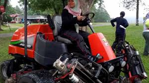 Mesin appo penghancur bahan pupuk organik. Petani Moden First Time Bawa Traktor Mesin Rumput Youtube