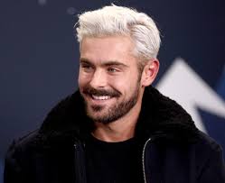 Zac Efron se ha teñido de rubio platino y no le queda nada mal