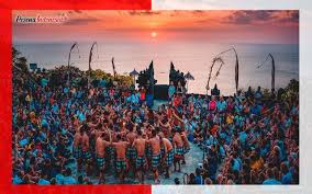 Tari kecak dari bali merupakan salah satu jenis tari ritual dengan menggunakan pola lantai garis melengkung membentuk lingkaran. Tari Kecak Tarian Unik Yang Dilakukan Tanpa Alunan Musik