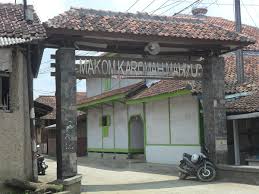Yang terbuat dari jerami yang menjulang tinggi sebagai simbol. Kampung Mahmud Wikipedia Bahasa Indonesia Ensiklopedia Bebas