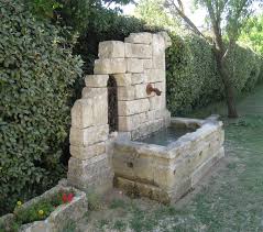 En Tant Que Maitres Artisans Tailleurs De Pierre Nous Vous Proposons Un Vaste Choix De Fontaines En Pierre Fontaine Pierre Fontaine Murale Fontaine De Jardin