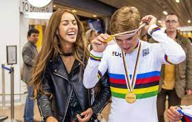 Oumaïma rayane beleefde bange momenten toen haar vriend remco evenepoel zaterdag tijdens de ronde van lombardije overkop ging en in het ravijn stortte. Vriendin Van Remco Evenepoel Maakt Bedenking Over Hun Relatie Dat Maakt Het Allemaal Nog Moeilijker Showbizz 24