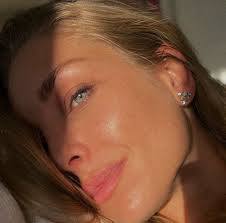 Yo soy como la loba. Quebré con el rebaño Y me fui a la montaña Fatigada  del llano” Alfonsina Storni 🌚 🌓 Algún día mi animaré y les compartiré  poesías escritas por