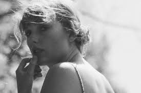 ألبوم "فولكلور" لتايلور سويفت تحفة شعرية متألقة على أنغام البيانو |  اندبندنت عربية