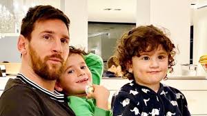 Secondo il quotidiano infatti la juventus avrebbe accelerato con il paris. Messi Pasa Tiempo En Familia Antes De Viaje A Argentina Video Heraldo Deportes