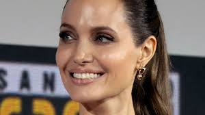 Jerry Heil снялась в роскошной фотосессии для обложки ELLE