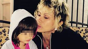 Non si sono fatte attendere le smentite di carmen russo, denunciata insieme al marito enzo paolo turchi di lavoro irregolare e violenza domestica. Carmen Russo Mamma Di Una Bimba A 57 Anni Racconta Quel Miracolo Foto Ultime Notizie Flash
