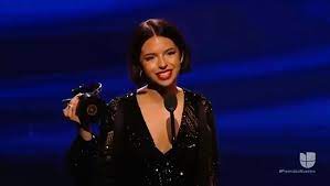 Premio Lo Nuestro 2022: Ángela Aguilar sorprende con fuerte dedicatoria al  recibir su estatuilla - PorEsto