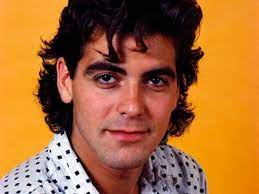نجم سينمائي أميركي شهير، جمع بين التألق على الشاشة الكبرى والالتزام بالعمل من أجل القضايا الإنسانية، فضلا عن تصدره قوائم الممثلين الأكثر وسامة، وحائز على جائزة الأوسكار ، وكان يعد أشهر عزاب هوليود قبل أن يرتبط في عمر الـ35 بالمحامية اللبنانية أمل علم الدين. Ø¬ÙˆØ±Ø¬ ÙƒÙ„ÙˆÙ†ÙŠ George Clooney