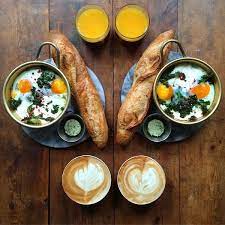 เม อชายคนหน งทำอาหารเช าแบบเท าก นเป ะให แฟนหน มท กว น ชะน จ กหมอนแป บ อาหารเช าเพ อส ขภาพ อาหาร การตกแต งจานอาหาร