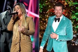 Listen Kelly Clarkson Brett Eldredge Meet Under The Mistletoe