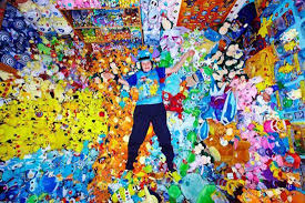 21 Year Old Lisa Courtney From Welwyn Garden City Uk Has The World S Biggest Pokemon Collection In The World Accordi Pokemon Pokemon Collection Weird World