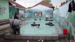 Taman cerme merupakan salah satu taman unik di pusat kota malang, dimana taman ini berbentuk segitiga yang menjadi persimpangan jalan merbabu, jalan buring, dan jalan cerme. Kolam Renang Wiroto Kesegaran Di Tengah Kota Malang Ngalam Co