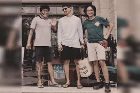 Di bulan ramadhan apalagi, adab ini mesti diperhatikan. Aldebaran Kerap Tampil Berkelas Arya Saloka Cukup Celana Pendek Dan Sandal Jepit