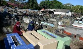 Kendati demikian, kalimat ini masih cukup bertuah. Keutamaan Ziarah Kubur Dan Waktu Terbaik Untuk Mendoakan