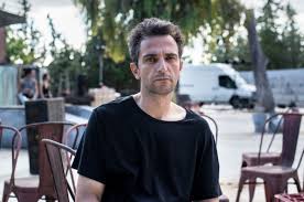 Ο άρης σερβετάλης ανακαλύπτει ενδιαφέροντα βιβλία, μελετάει, εμπνέεται, μοιράζεται. Alloi 5 Anhkoystoi Roloi Poy 8a Mporoyse Na Pai3ei O Arhs Serbetalhs