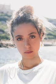 Hi! My name is Roberta De Santis and I am a professional actress from  Italy. I have been studying and working in Los Angeles for the last more  than 4 years. The