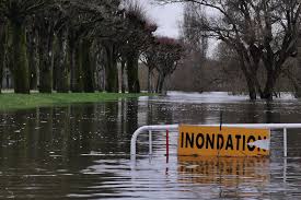 Suite aux intempéries de ces derniers jours, certaines rues de saintes sont inondées et donc coupées à la circulation. Inondations A Saintes Une Partie De La Maison D Arret Evacuee Alouette 1ere Radio Regionale De France
