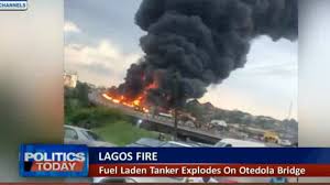 Barely 24 hours after a fuel tanker exploded on otedola bridge, lagos, killing nine persons and razing 54 vehicles, another accident occurred yesterday in the same area involving two commercial vehicles. Fuel Laden Tanker Explodes On Otedola Bridge Youtube