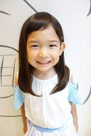 軽さをだしたミディアムスタイルです 前髪は短めです こども専門の美容室 チョッキンズ 子供髪型 女の子 キッズ ヘアスタイル 女の子 赤ちゃん 前髪