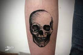 Découvrez un magnifique tatouage tête de mort noir et gris sur avant bras pour homme ! 32 Idees De Tatouage Pour Tete De Mort Tattoo Lifestyle Tete De Mort Idees De Tatouages Tatouage