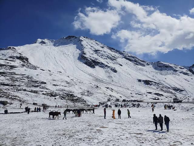 Rohtang Pass snow-covered Himalayan road, a major stop in the Delhi to Shimla-Manali Himachal Trip Cost trip
