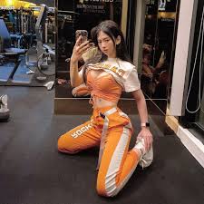 Rapper hà lê hướng dẫn anh em độc thân vào bếp làm nhanh 2 món từ thịt gà. Le Bá»'ng La Ai Bi Máº­t Vá» Nang Hot Tiktoker 9x Nong Bá»ng