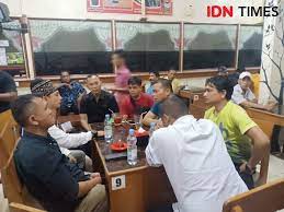 Mie yang kenyal dan gurih ini dibuat dari tepung terigu sebagai bahan utama. Pabrik Mie Di Siantar Diduga Paksa Karyawan Kerja Hingga 20 Jam