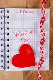 Faciles margenes decorativos para cuadernos / margenes para cuadernos y bordes para cartas con dibujos navidenos doodle navida margenes para cuadernos libreta de apuntes titulos bonitos para apuntes. Fecha Del 14 De Febrero Y Dia De San Valentin Escrita En Cuaderno O Calendario Corazon Rojo De Madera Y Cinta Decoracion Para San Valentin Fotos Retratos Imagenes Y Fotografia De Archivo