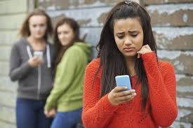 Media sosial menyebabkan masyarakat berperilaku individual dan lebh sibuh dengan gadget dan seperangkan media sosial yang terpasang digadgetnya tersebut. Begini Cara Mengurangi Kecanduan Media Sosial Menurut Psikolog Halaman All Kompas Com