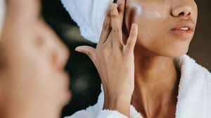 Bagi anda yang menginginkan kulit wajah yang cerah, lebih bersinar, dan tidak kusam, masker ini juga membantu. Minim Budget Masker Putih Telur Punya Banyak Manfaat Lho Beauty Herstory