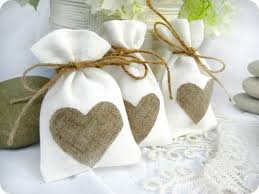 Diesen artikel haben wir aufgeteilt in die bereiche gastgeschenke zur hochzeit selber machen anhänger & aufkleber für gastgeschenke hochzeit & jubiläum wenn ihr eure hochzeit gastgeschenke selber machen möchtet, ist dies eine schöne idee. Gastgeschenke Hochzeit Selber Machen 37 Originelle Ideen Mit Bildern