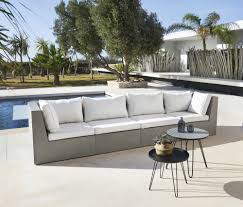 Mobili in bamboo, midollino, legno. Angolo Di Divano Da Giardino In Cemento E Cuscini Bianchi Dolmen Maisons Du Monde