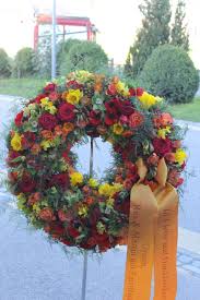 Trauerkranz In Gelb Orange Rot Blumen Zur Beerdigung Trauerkranz Beerdigung Blumen