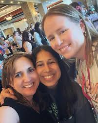 🩷 On Wednesdays, we read pink! Hey babes! How's everyone doing today?  January has been a crazy month. It's already been a year and we are only  beginning. Who's feeling it? •