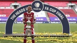 Hadapi chelsea di piala fa, tim gurem inggris unggah meme kocak. Kronologi Aubameyang Jatuhkan Dan Rusak Trofi Piala Fa