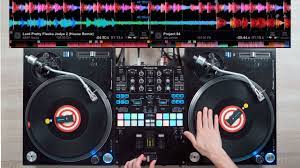 Want to create mashups of your favourite songs? Pro Dj Smoothly Mixes House Music Fast And Creative Dj Mixing Youtube