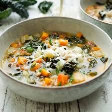Toskanische Bohnensuppe Mit Grunkohl Ribollita Elle Republic Rezept In 2020 Toskanische Bohnensuppe Bohnensuppe Vegetarisches Essen