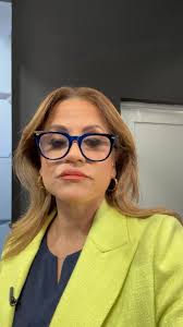 Qué mejor que enfrentar el calor de estos días con este ligero y fresco  traje cortesía de Avon. Un vestido línea A con detalle abierto en el pecho  y falda de rayas